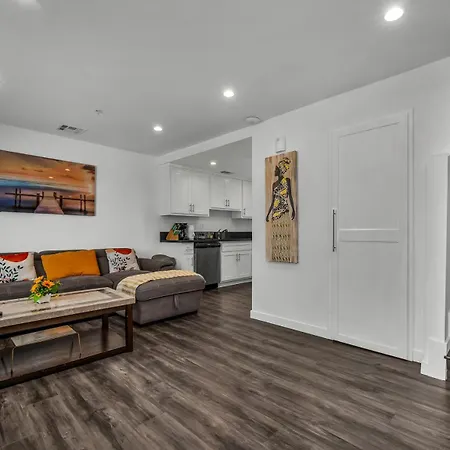 Modern 2 Levels One-Bedroom Retreat In Central Location In Hollywood